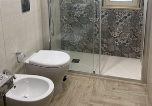 Traditionele kamer, 1 twee- of 2 eenpersoonsbedden | Badkamer | Een douche, een regendouche, gratis toiletartikelen, een haardroger