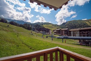 Property grounds - 50m from shops, 2nd floor, view ski slopes, balcony, tv, ski locker, 32m², Valmorel (Valmorel)