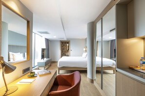 高级房, 吸烟房, 阳台 | 羽绒被、客房内保险箱、办公桌、笔记本电脑工作区