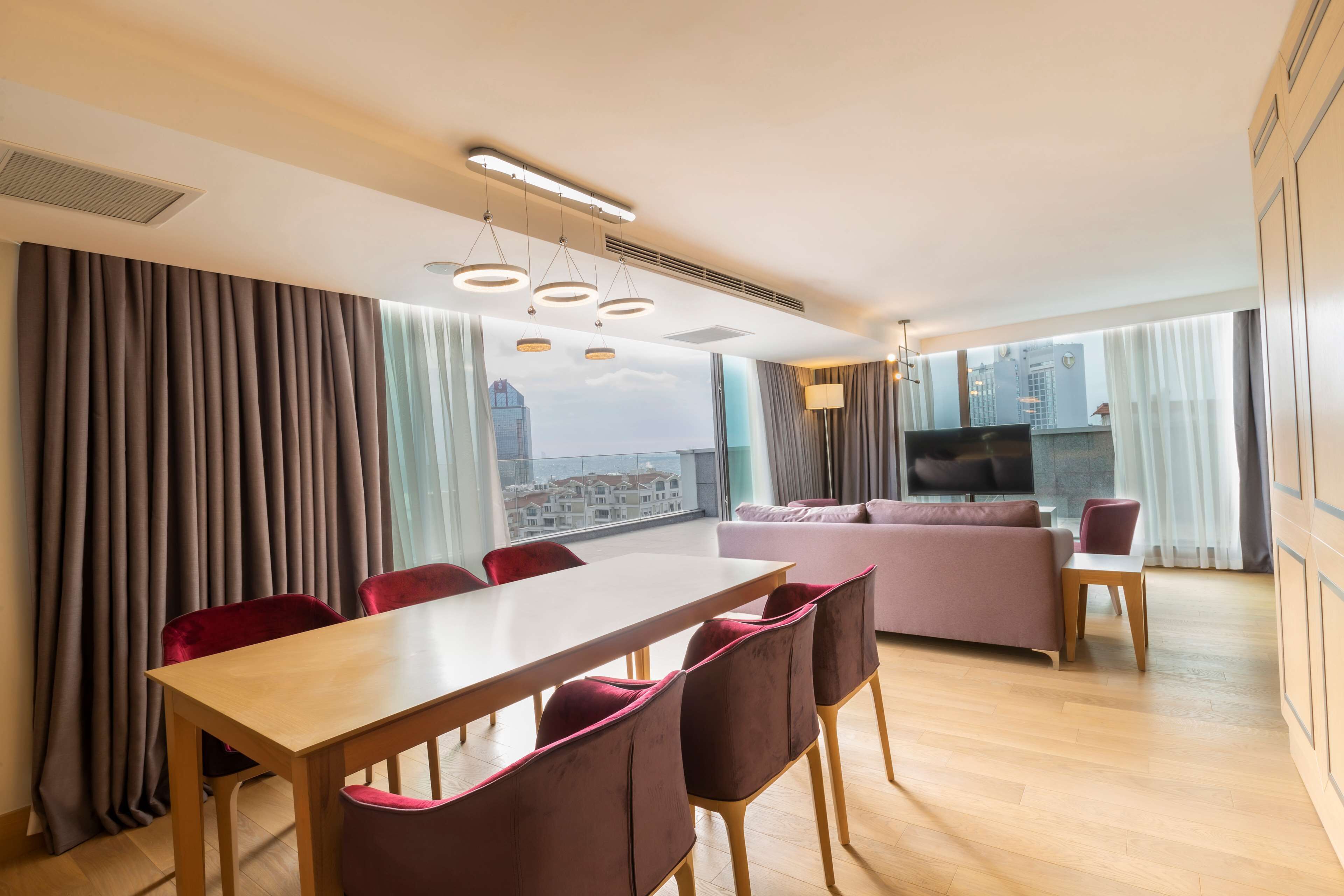 ผ้านวมขนเป็ด, ตู้นิรภัยในห้องพัก, โต๊ะทำงาน, พื้นที่ทำงานแบบใช้แล็ปท็อป