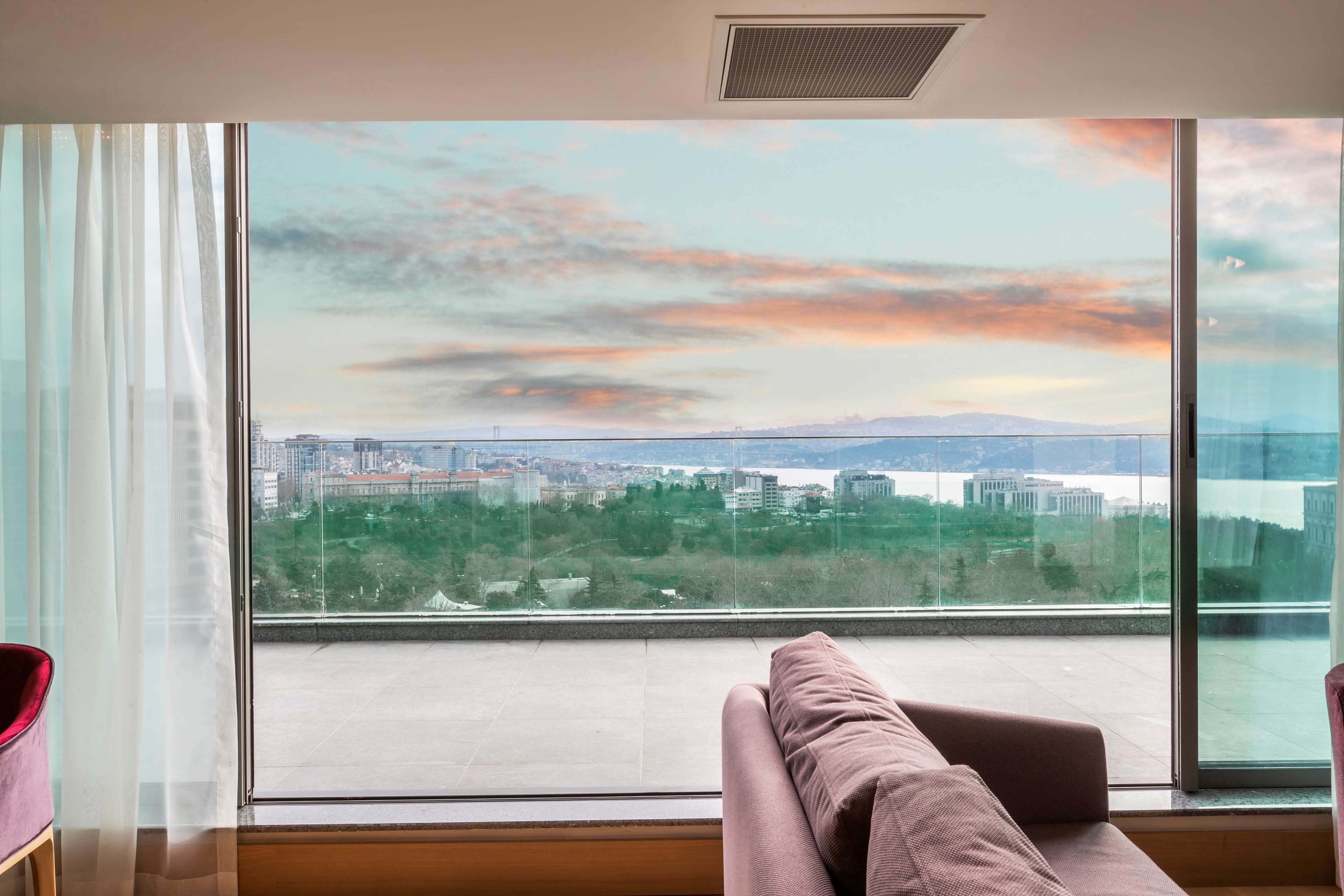 Down comforters, in-room safe, desk, laptop workspace