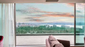 Down duvets, in-room safe, desk, laptop workspace