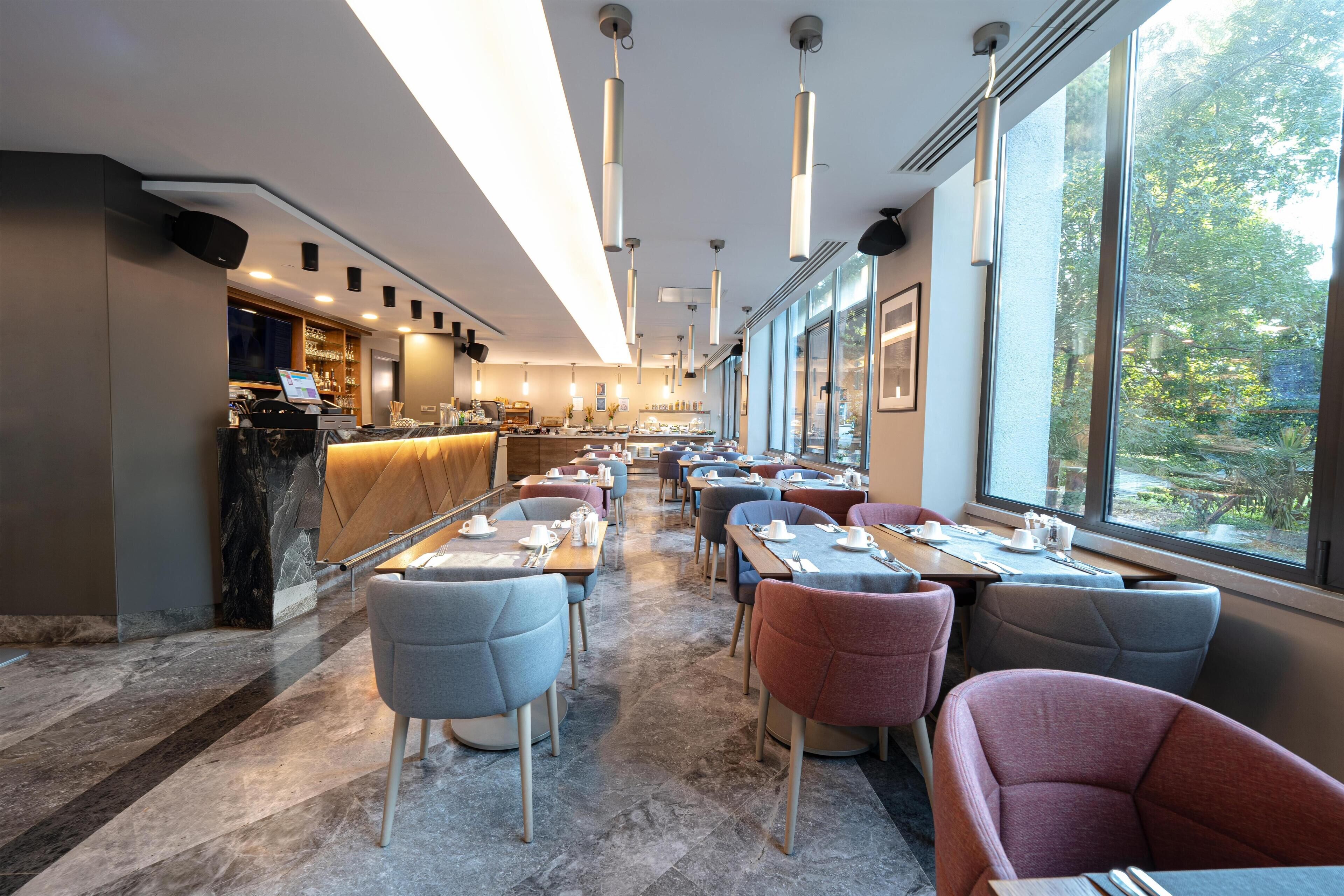 Breakfast, lunch and dinner served