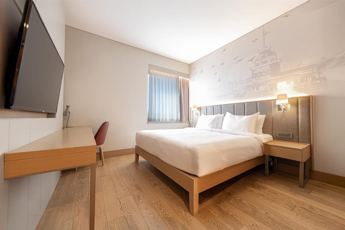 Standard Room | 1 bedroom, down comforters, in-room safe, desk