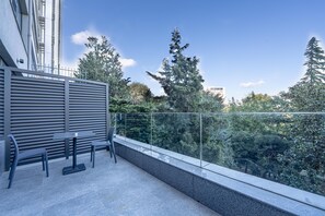 Superior-rum - rökare - balkong | Duntäcken, värdeförvaringsskåp på rummet och skrivbord