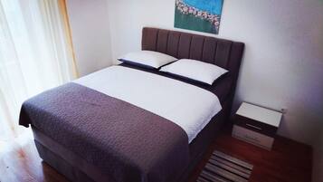 Apartment (Three Bedroom Apartment with Terrace ) | 3 Schlafzimmer, Bügeleisen/Bügelbrett