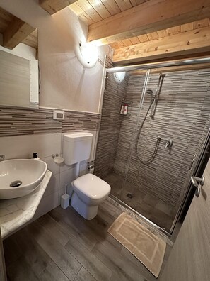 Maison | Salle de bain | Douche, sèche-cheveux, serviettes fournies