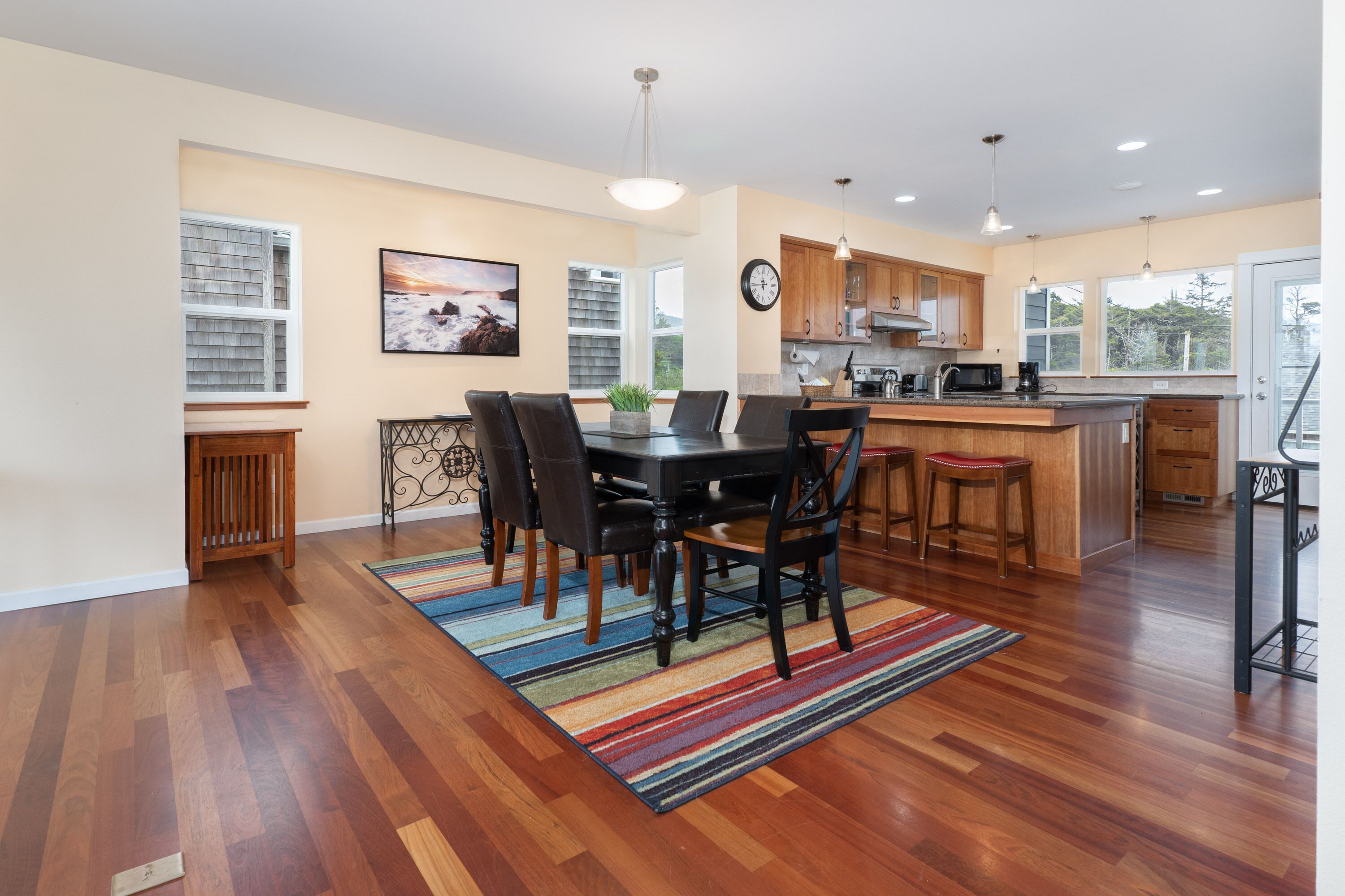 Picturesque Water and Mtn Views, Relax in the Hot Tub, Beach is 5 Minutes Away