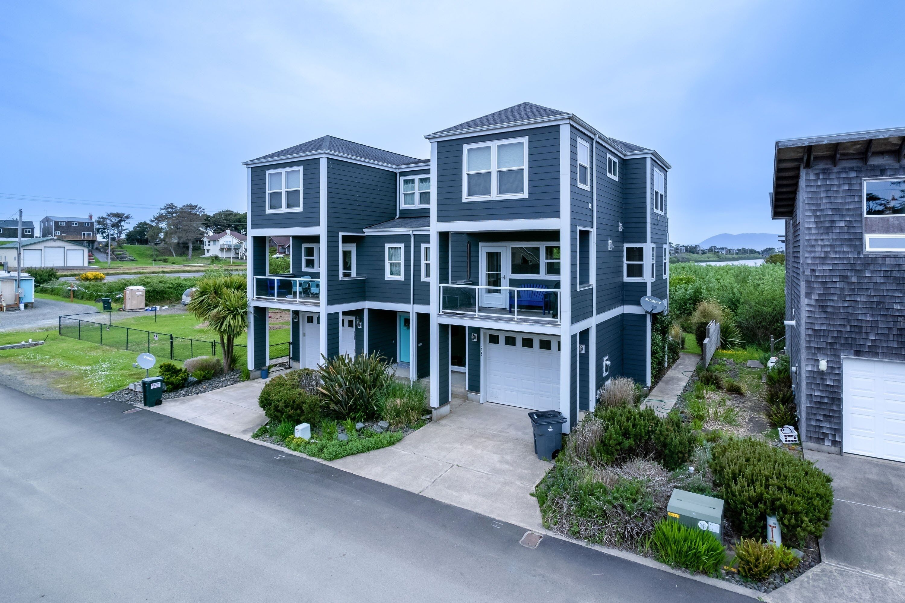 Picturesque Water and Mtn Views, Relax in the Hot Tub, Beach is 5 Minutes Away