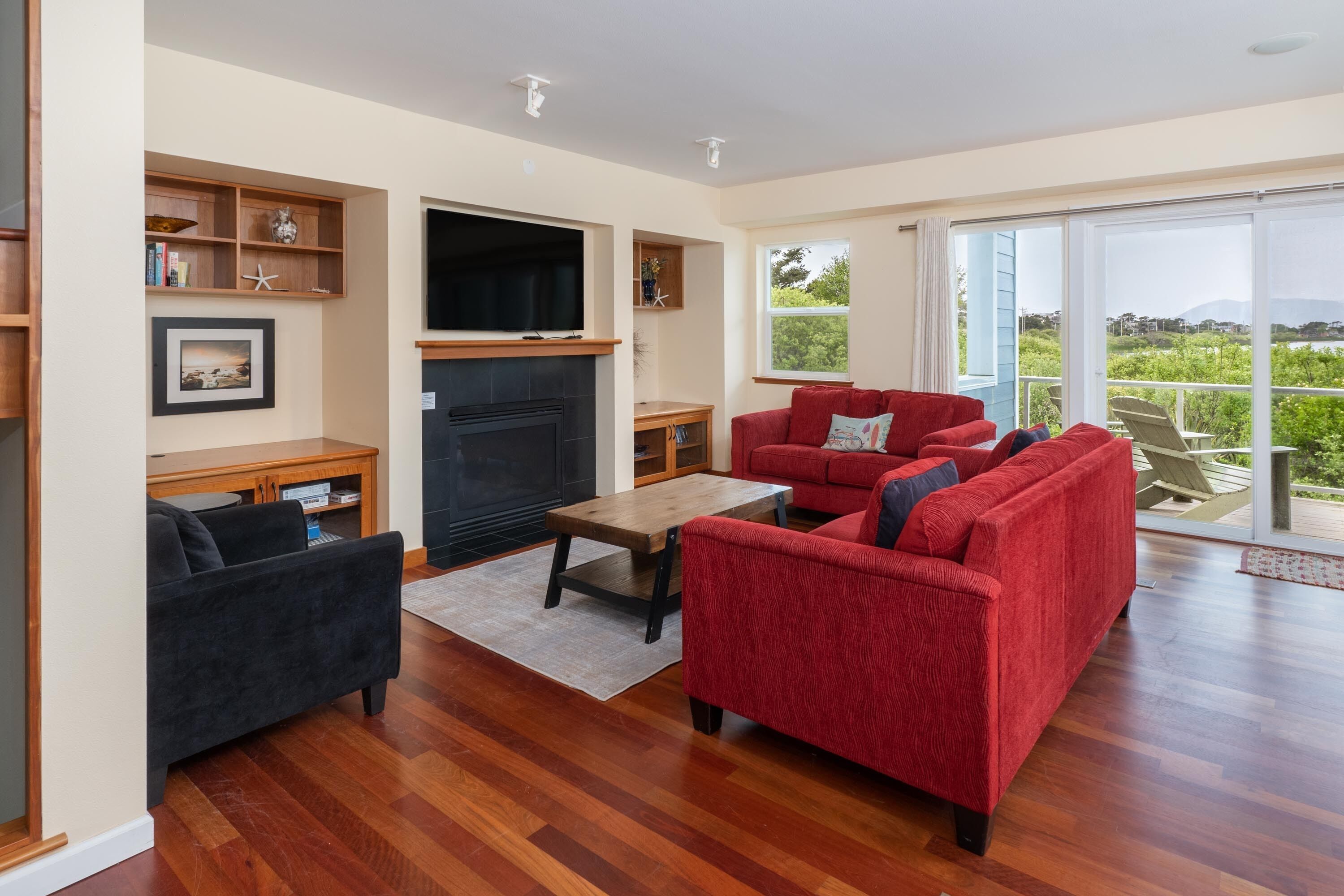 Picturesque Water and Mtn Views, Relax in the Hot Tub, Beach is 5 Minutes Away