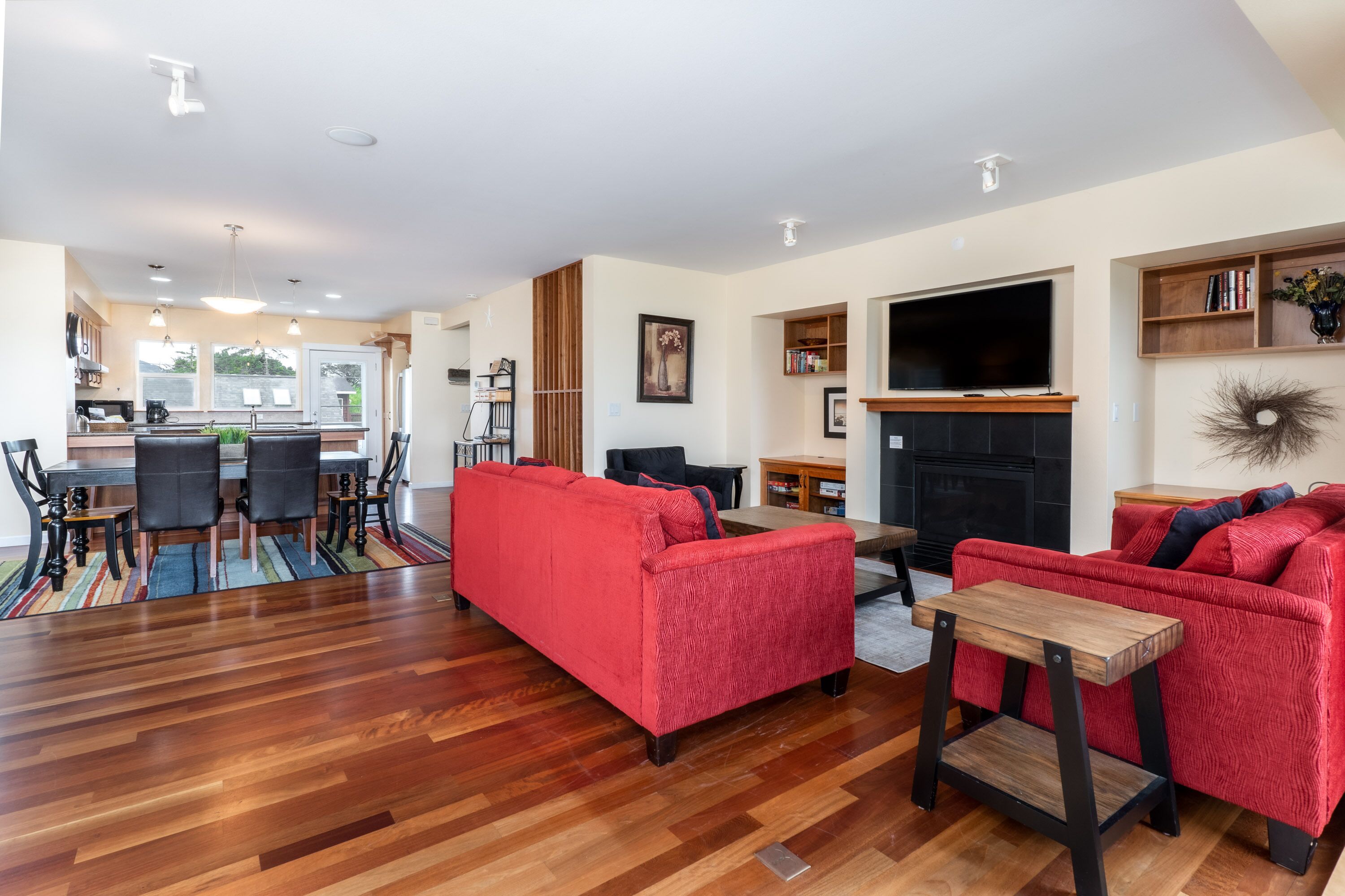 Picturesque Water and Mtn Views, Relax in the Hot Tub, Beach is 5 Minutes Away