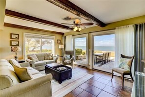 Living room - The Sea Pines Resort 714 Schooner Court (Hilton Head Island)