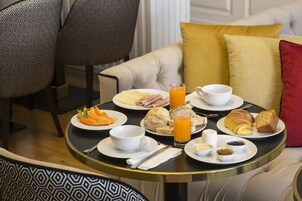 Free daily buffet breakfast