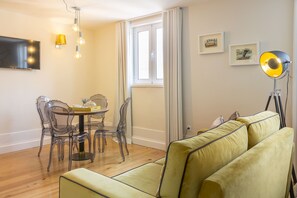 家庭开间套房 | 起居区 | 智能电视