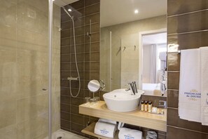 Traditional Twin Room, 2 Bedrooms, Non Smoking | Bathroom | Shower, rainfall showerhead, free toiletries, hair dryer - Predicados do Douro Palace (Porto)