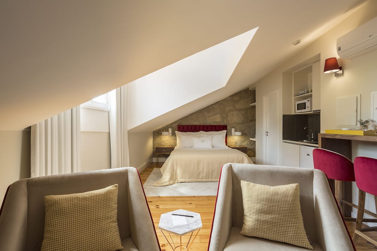 Literie de qualité supérieure, matelas mémoire de forme, minibar