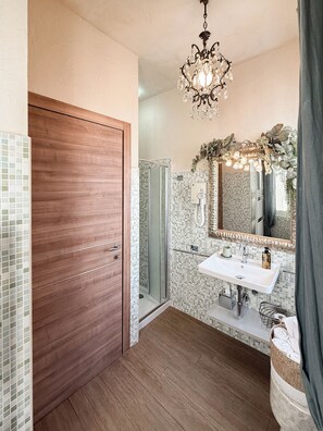 Combined shower/tub, hair dryer, bidet, towels - La Dolce Vita Boutique Apartment • Elegant • Balcony • Ponte Pietra (Verona)