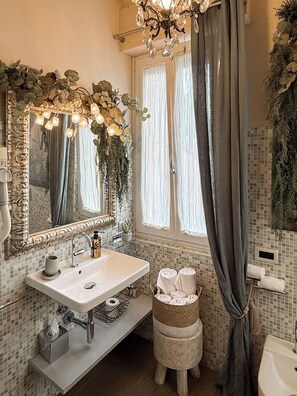 Nicht klassifiziertes Bild, 2 von 79, Schaltfläche