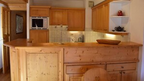 Kaffetrakter/tekoker, kjøleskap, mikrobølgeovn og ovn