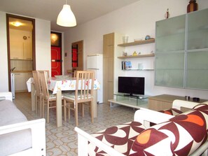 TV - Holiday apartment Three-room apartment with swimming pool and garden overlooking the pedestrian street (Porto Santa Margherita)