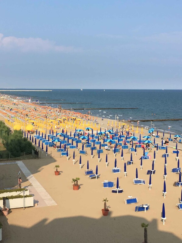 Beach - Holiday apartment Three-room apartment with swimming pool and garden overlooking the pedestrian street (Porto Santa Margherita)