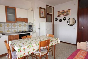 Fridge, stovetop