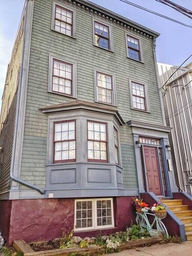 3 Bdrm Flat in Heritage Bldg nxt to Citadel Hill