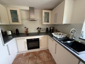 Fridge, microwave, oven, stovetop - Charming Penty Breton, close to the beaches and town of Tregunc - 6 people max. (Trégunc)