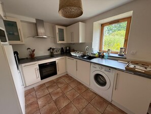 Fridge, microwave, oven, stovetop - Charming Penty Breton, close to the beaches and town of Tregunc - 6 people max. (Trégunc)