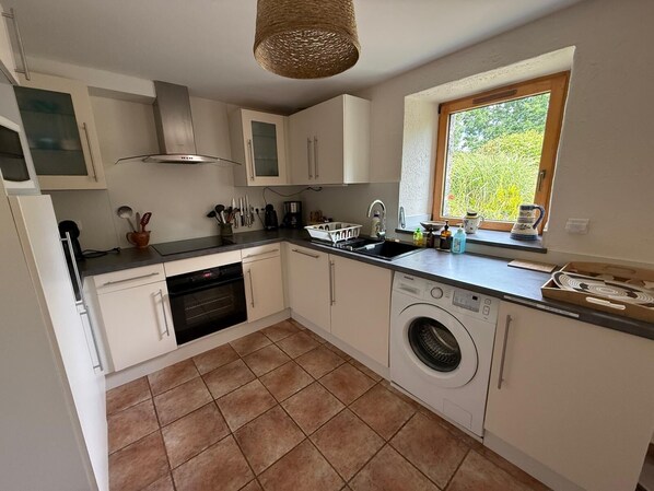 Fridge, microwave, oven, stovetop - Charming Penty Breton, close to the beaches and town of Tregunc - 6 people max. (Trégunc)