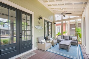 Terrace/patio - ☀️LSV (Golf Cart) + Bikes-Fab Remodel-3BR Bungalo at Baytowne☀️ (Miramar Beach)