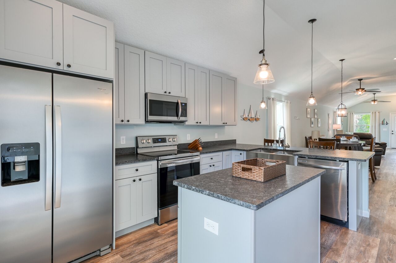 Tropical Winds - Heated Pool & Firepit! Walk to the Beach!