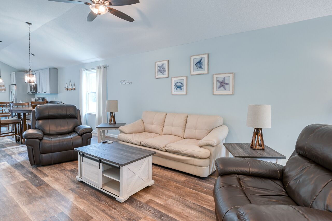 Tropical Winds - Heated Pool & Firepit! Walk to the Beach!