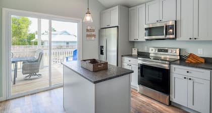 Tropical Winds - Heated Pool & Firepit! Walk to the Beach!