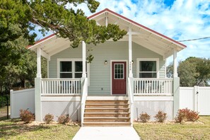 Exterior - Tropical Winds - Heated Pool & Firepit! Walk to the Beach! (St. Augustine)