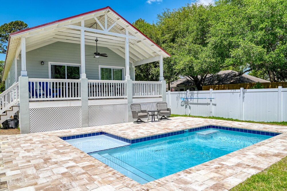 Tropical Winds - Heated Pool & Firepit! Walk to the Beach!
