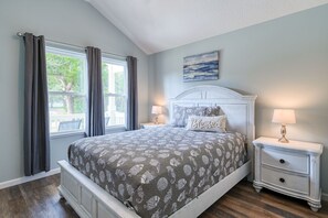 3 bedrooms, free WiFi, bed sheets - Tropical Winds - Heated Pool & Firepit! Walk to the Beach! (St. Augustine)