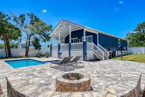 Alberca al aire libre y alberca climatizada