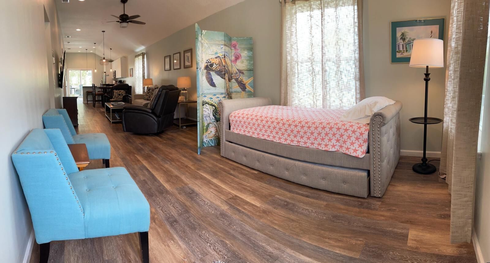 Una habitación de hotel con cama, sofá, escritorio y silla.