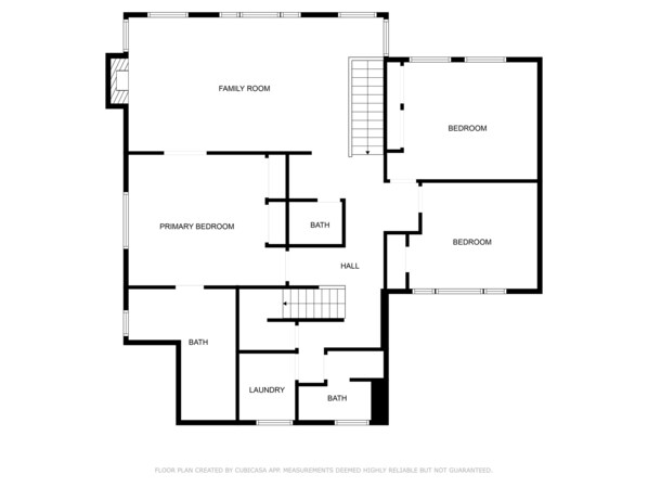 Een plattegrond met een familiekamer, twee slaapkamers, een hoofdslaapkamer, een hal, een badkamer en een wasruimte.
