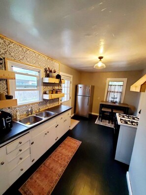 Een koelkast, een magnetron, een oven, een kookplaat