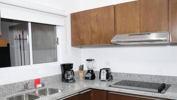 Réfrigérateur, micro-ondes, cafetière/bouilloire, grille-pain