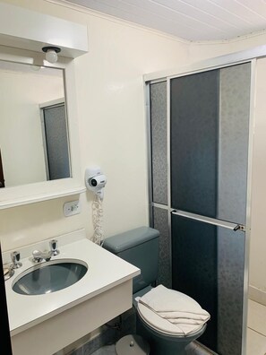 Chambre triple de base | Salle de bain