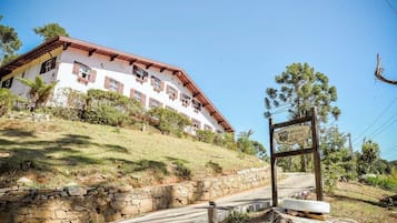 Vista frontal de la propiedad