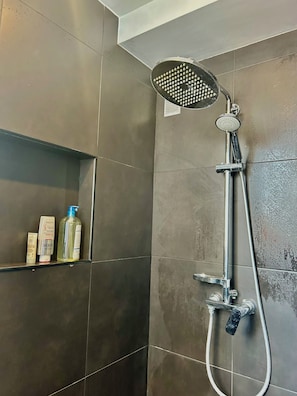 Combined shower/tub, hair dryer, towels, toilet paper - C- spacious one bedroom apartment just 16 minutes walk to Nationwide Arena (Columbus)