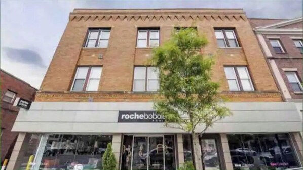 Un bâtiment dont la devanture porte l’inscription « rochebobos ».