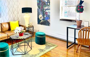 Living area - C- spacious one bedroom apartment just 16 minutes walk to Nationwide Arena (Columbus)