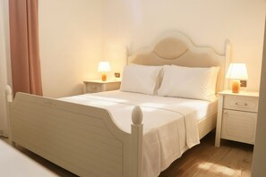 Economy Double Room, Half Basement | Hypo-allergenic bedding, free WiFi, bed sheets - Mavi Konak Alacati (Cesme)
