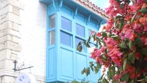 A building with a blue window and a sign that reads "Miss Pink Hotel". - Mavi Konak Alacati (Cesme)