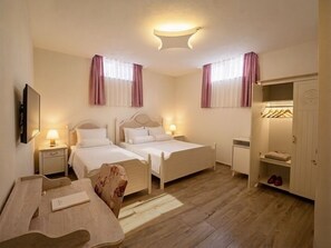 Economy Twin Room, Non Smoking, Half Basement | Hypo-allergenic bedding, free WiFi, bed sheets - Mavi Konak Alacati (Cesme)